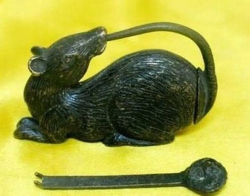 

B0601 522Rare Chinese old style Brass Carved mouse lock and key statue