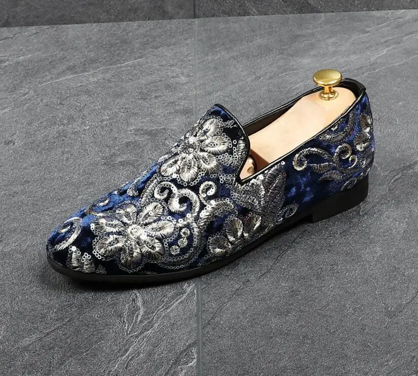 Весенние мужские бархатные лоферы на плоской подошве, нарядная Свадебная обувь Черные бархатные Тапочки с вышивкой в европейском стиле Мокасины для вождения 634 - Цвет: Синий