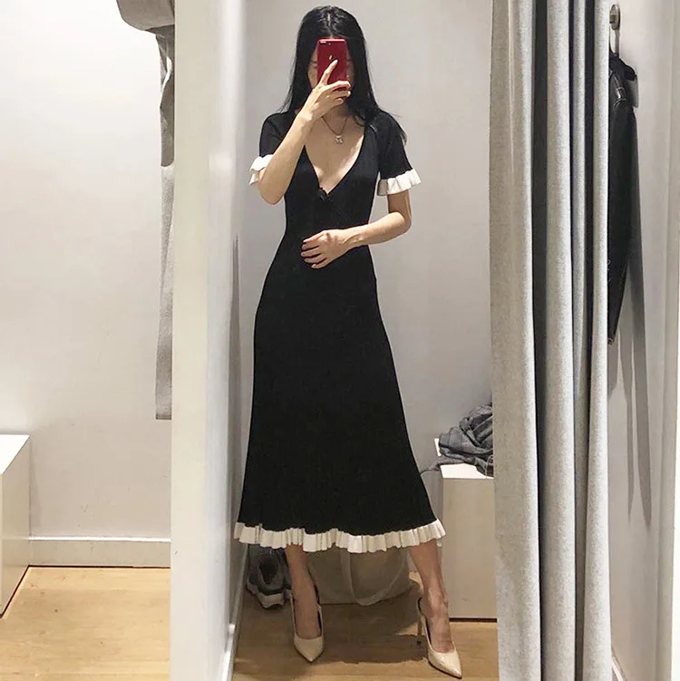 

2019 Spring New Black and White Knitted Dress Short Sleeved Dress V-Neck Flare Sleeve Patchwork Straight Women Clothes Dress
