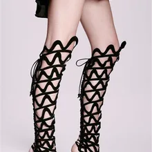 Новинка; Модные женские черные замшевые сапоги-гладиаторы до колена с открытым носком и ремешками; высокие сандалии с вырезами на тонком каблуке