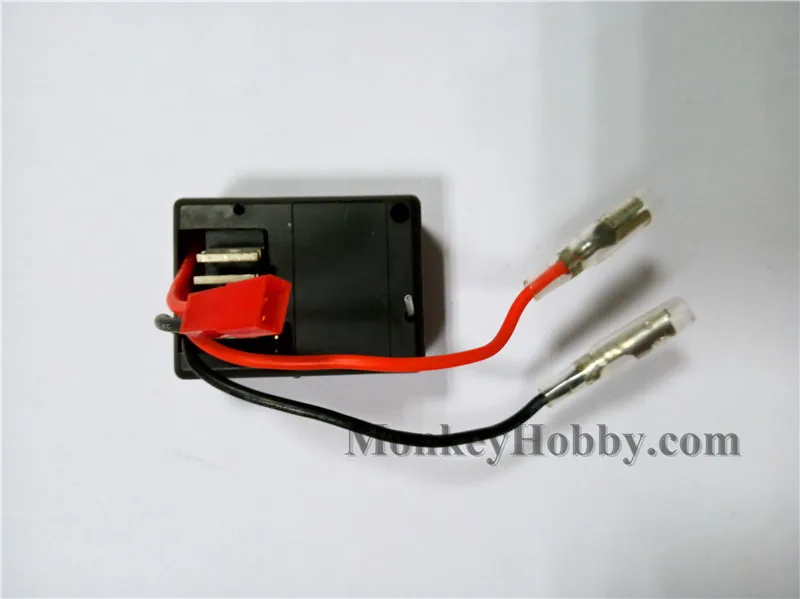 Émetteur PT2107 2.4GHz avec antenne dépliée, manches et interrupteurs visibles, utilisé avec le récepteur Volantex Racent.