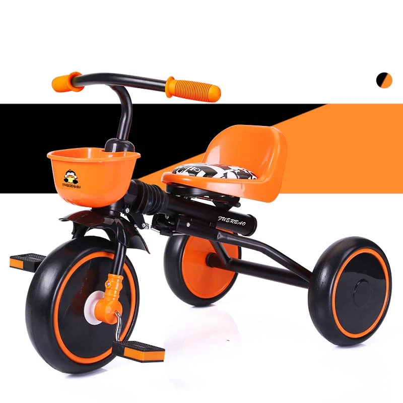 muñeca aprende andar en bicicleta