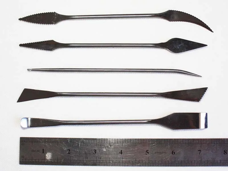 Какие инструменты нужны для работы с барельефом. Palette-knife - мастихин. Резка инструмент для барельефа. Набор инструментов для глины. Набор инструментов скульптора.