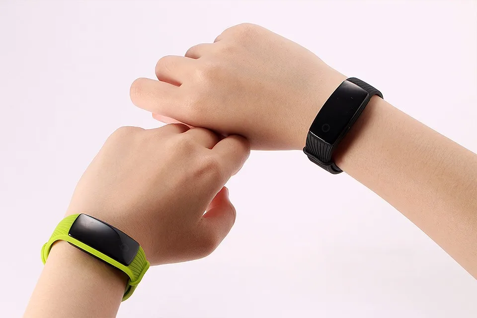 Браслет спортивный на руку. Smartband id107 ремешок. Id107 Smart Band. Динамичный браслет. Браслет LEMFO id107.