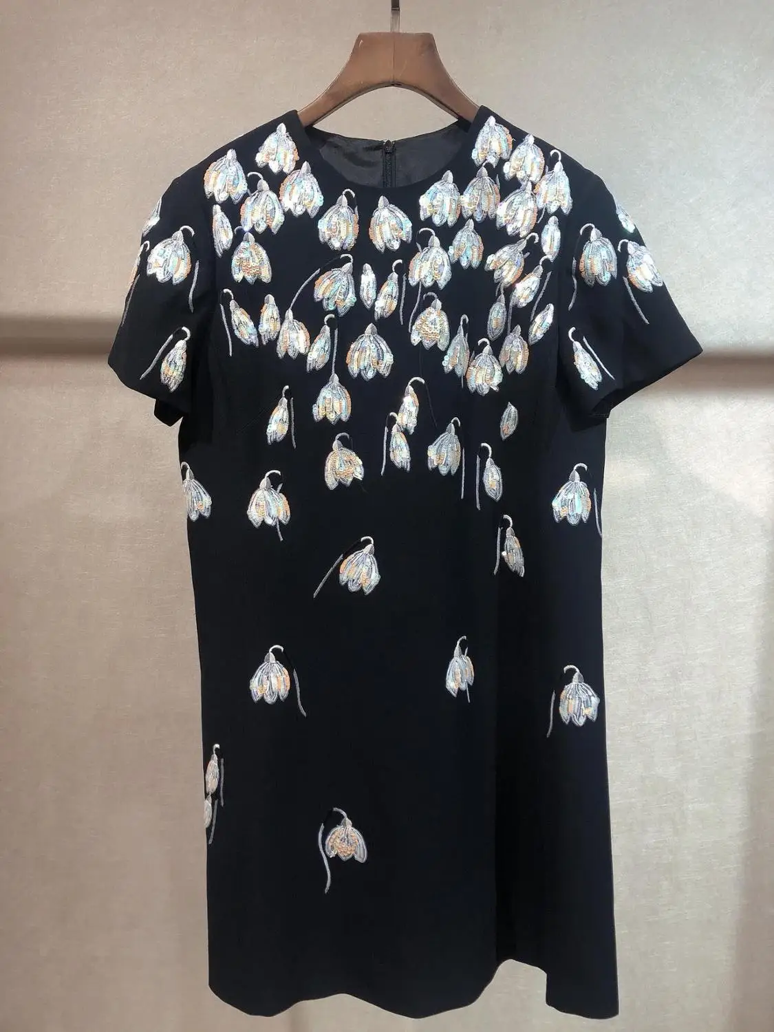 

2019 new ladies fashion short-sleeved round neck sequin embroidery dress 0701