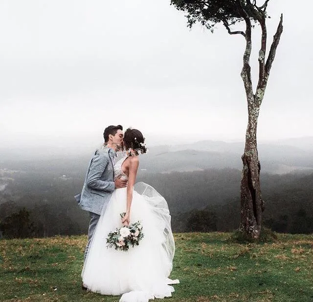 2018-boho-wedding-dresses-halter-lace-tulle-backless-beach-wedding-dresses-bohemian-bridal-dresses-sweep-train (4)_