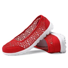 Модные Новая женская обувь дышащая обувь кружевная обувь на плоской нескользящей подошве для мам обувь без застежки