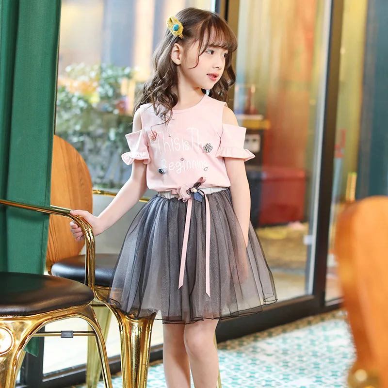 

2018 New Summer Girl Leak-shoulder Set Child Sweet Cotton short-sleeved T-shirt with Soft yarn skirt Two sets
