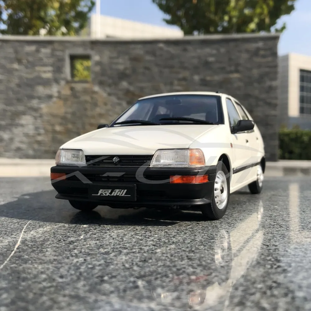 Литая модель автомобиля Yiqi Chinese Tianjin Xiali TJ7100 хэтчбек 1:18 (белый) + маленький