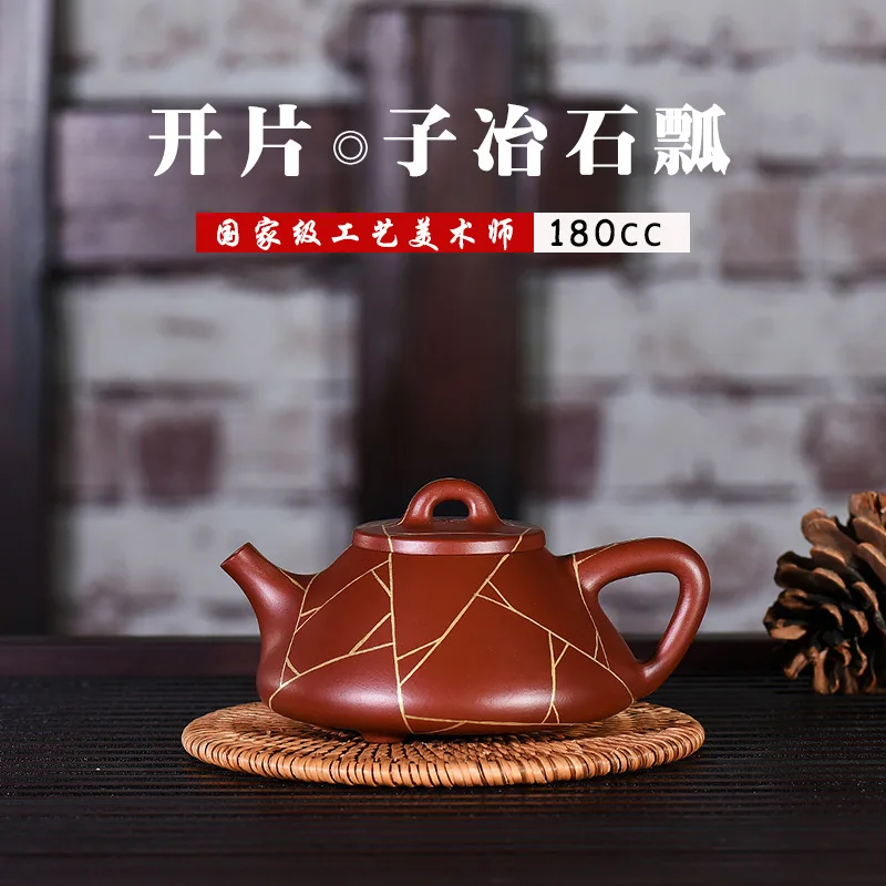 

Red Robe Trace A Design In Gold Open Film Smelting Stone Drum Famous Manual Customized Manufactor Wholesale Generation Hair