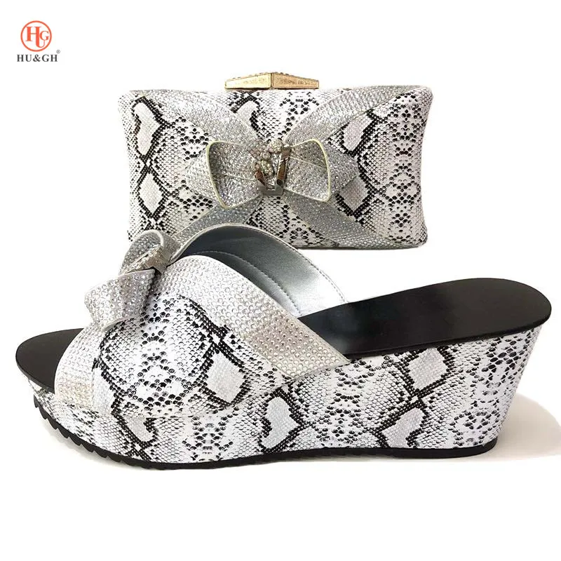 

New Arrival Nigerian Women Silver Wedding Shoes and Bag Set Decorated with Rhinestone Italian Shoes and Bag Set African Party