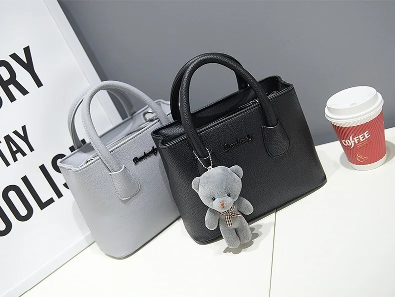 Kopen Yuhua, 2019 nieuwe vrouwen handtassen, eenvoudige mode flap, beer ornamenten vrouw tas, koreaanse versie schoudertas.