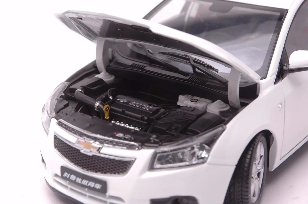 Cadillac SRX 2014 SUV model in scale 118 (4)