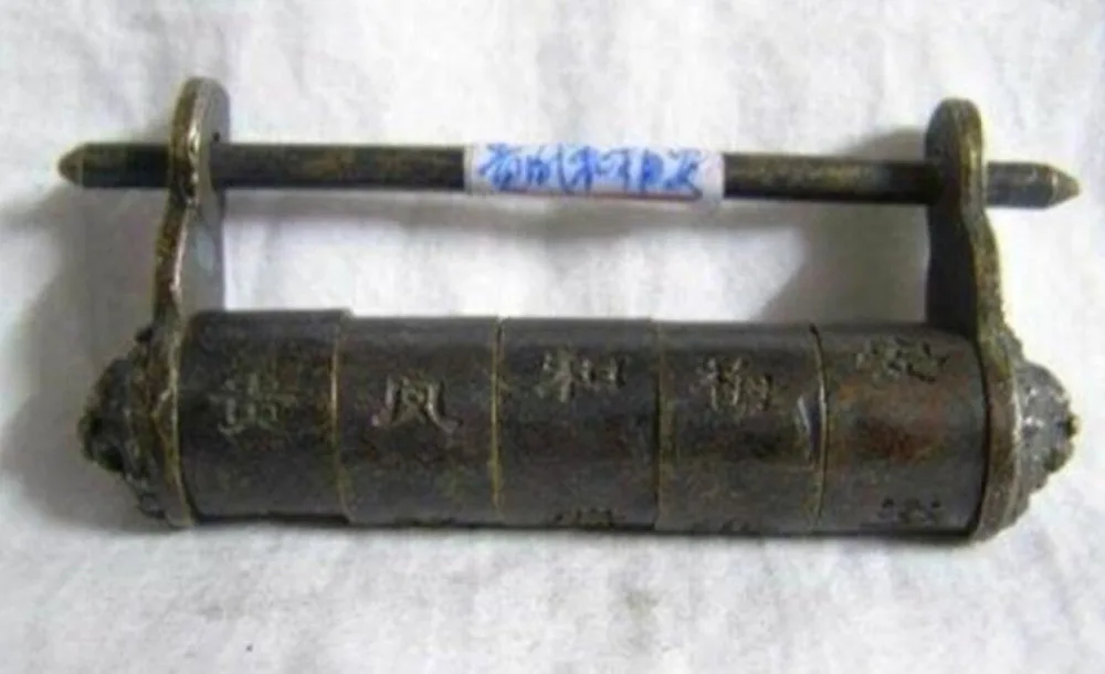 

B0601 522Rare Chinese old style Brass Carved Password lock/key statue