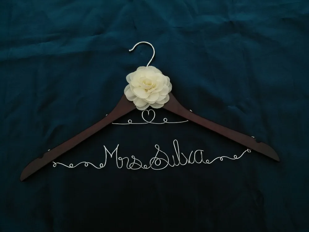 Двойная линия вешалка, персонализированные свадьбы вешалка, невесты подарки, Имя вешалка, вешалка невест с цветком