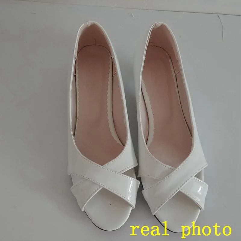REAVE CAT/женские туфли-лодочки на низком каблуке с вырезами и открытым носком женские элегантные летние повседневные туфли белого и черного цвета; большие размеры 31-43; RL2353