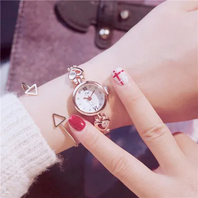 

Watch Korean version of the simple female students wind Dream network red various kinds of mini cute heart-shaped bracelet