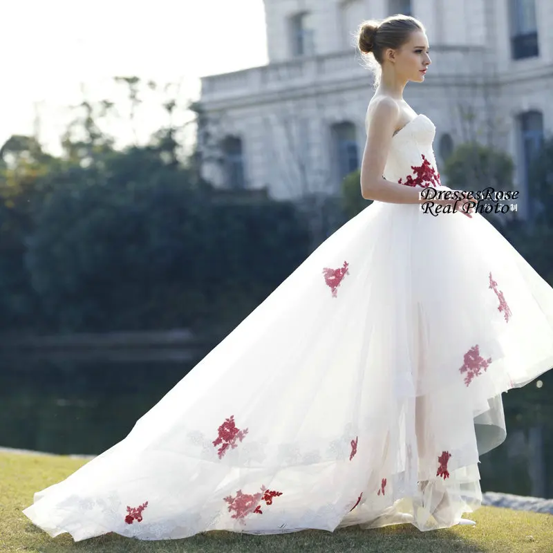 วินเทจสั้นด้านหน้ายาวกลับสีแดงและสีขาวชุดแต่งงาน2017ภาพที่แท้จริงรักกวาดรถไฟC Outureชุดแต่งงา...