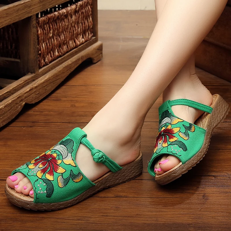 Летние модные женские туфли без задника с открытыми пальцами с ремешками на заклепках, с цветочной вышивкой сандалии из хлопчатобумажной ткани плоский каблук Тапочки Обувь с подошвой из термопластика Этническая обувь