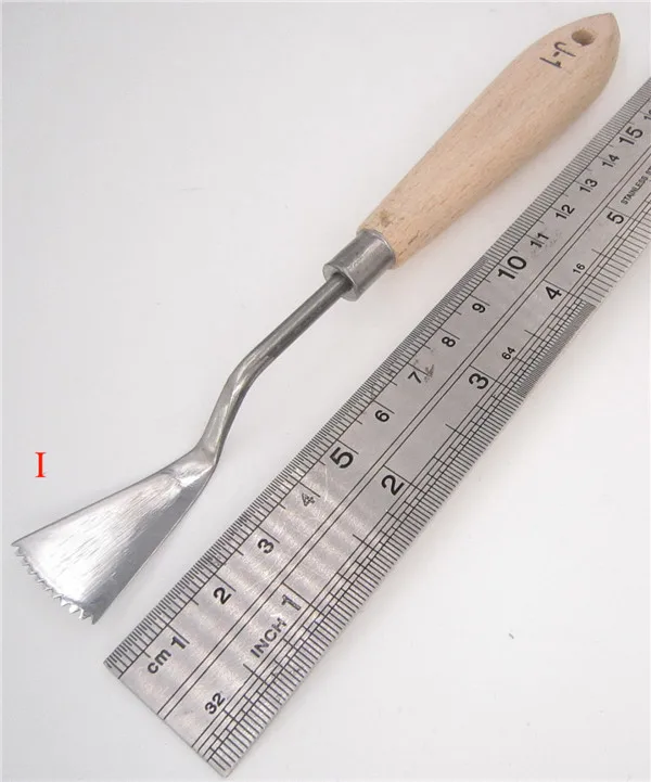 скребок для обоев. скребок металлический. скребок металлический. инструменты художника. скребок малярный металлический.