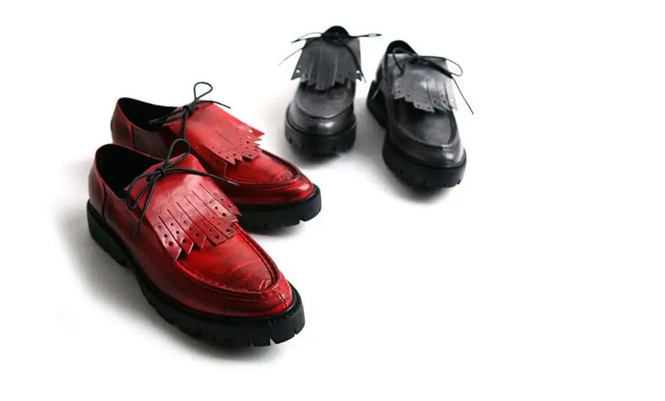 Британский стиль; мужская обувь на плоской подошве из натуральной кожи; обувь с перфорацией типа «броги» на платформе; дышащая модная мужская обувь с бахромой; сезон весна-осень; 03
