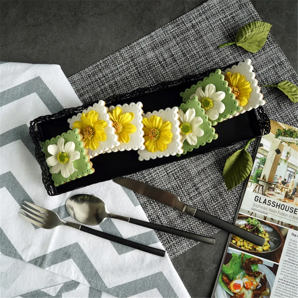

Nordic Metal Lace Hollow Storage Tray Minimalist Chic Ins Fruit Cake Dessert Plate Black Jewelry Display Tray Home Desk Decor