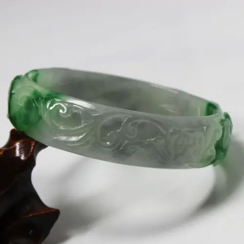 

02131 Beautiful Hand-carved Emerald Green Jadeite Jade Gems Bracelet Bangle