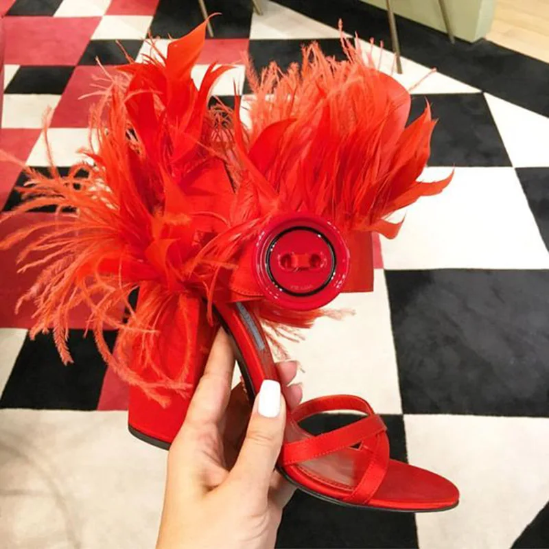 Страуса сандалии, украшенные перьями Для женщин с открытым носком кнопки класса люкс; большой выбор расцветок; женская обувь на каблуках пикантные Римские сандалии - Цвет: Красный