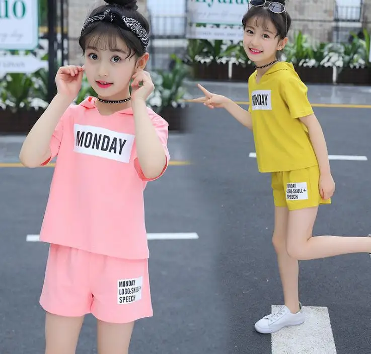 

2018 new Korean version of children's wear summer girls suit fashion trend leisure T-shirt shorts print children's clothing