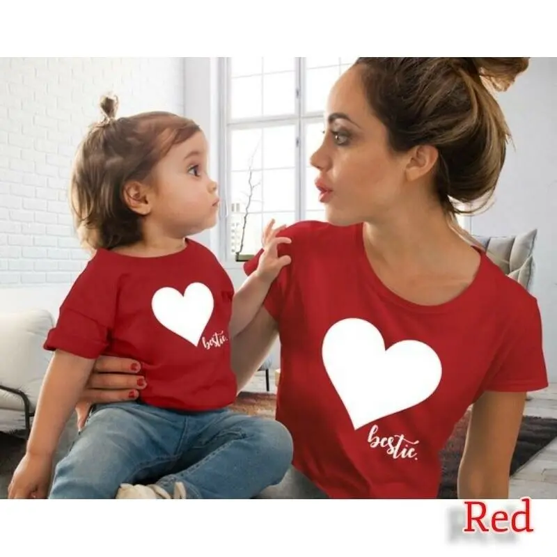 Семейная Футболка с принтом сердца для мамы и дочки, одинаковые Семейные футболки, топы, свободная одежда, повседневная модная мягкая летняя одежда