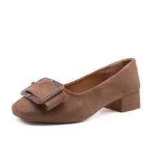 Тонкие замшевые туфли с квадратным носком туфли в стиле ретро с металлическими квадратными пуговицами на грубом каблуке