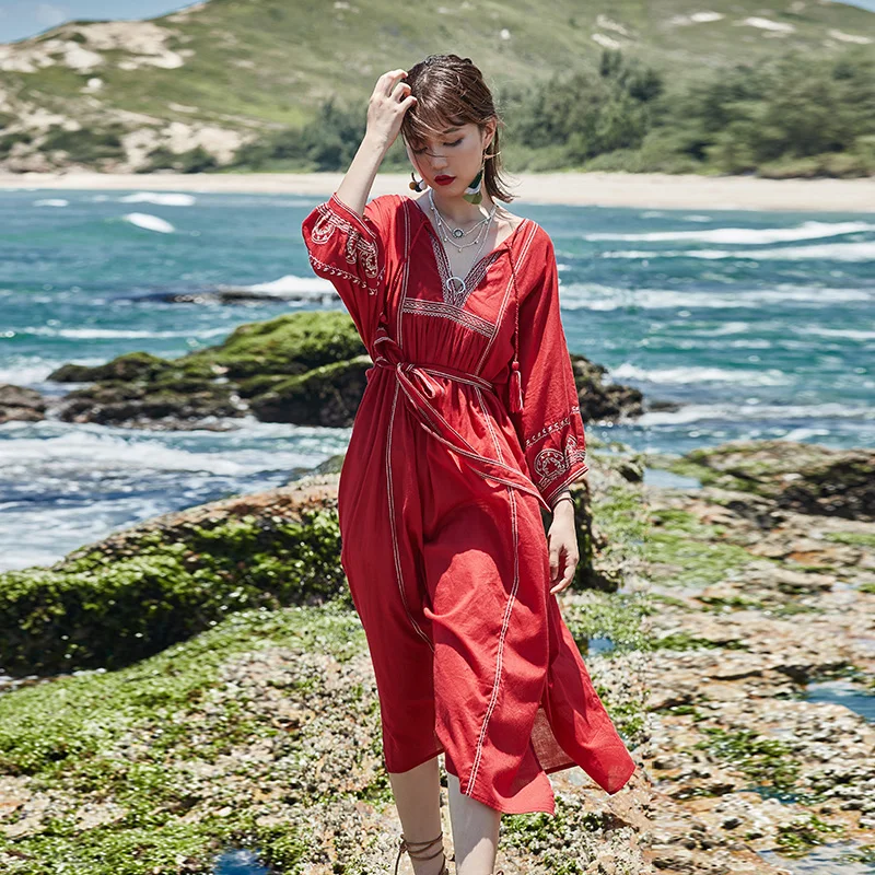 

2018 Top Promotion Lake Tea Card Saline Tour Dress National Style Embroidery Thin Split Fork Long Retro Red Dress.