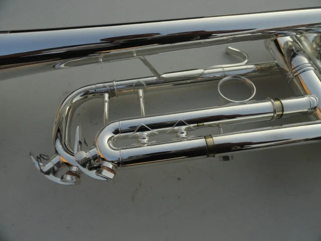 Vincent-Bach-Trumpet-LT-180S-37-Trumpet-Instruments-S-Silvering-Brass-Instruments-Bb-Trumpet-with-Mouthpiece (4)