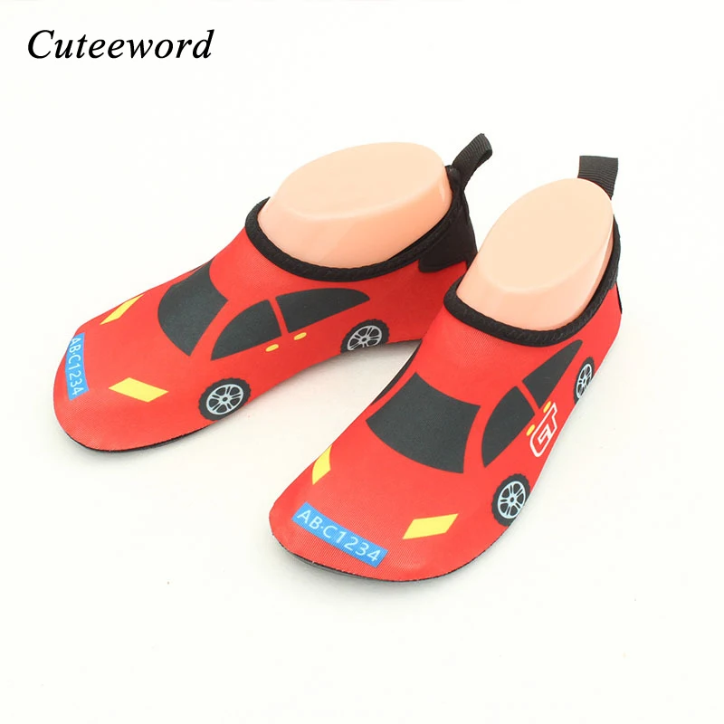 الفتيان والفتيات سيارة للأطفال تنفس السباحة تصفح عدم الانزلاق الجلد الرعاية لطيف الكرتون الأحذية الدافئة داخلي النعال الرياضية الاطفال الفتيان والفتيات سيارة للأطفال تنفس السباحة تصفح عدم الانزلاق الجلد الرعاية لطيف الكرتون الأحذية الدافئة داخلي النعال الرياضية الاطفال