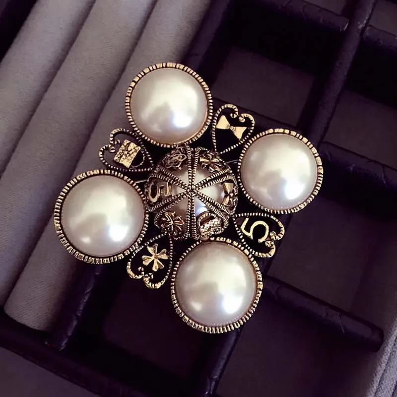 

Luxury Famous Designer Number 5 pearl CC style Fashion Jewelry Brooch Pins For Women Sweater Dress 5 Stars Rhinestone Broach