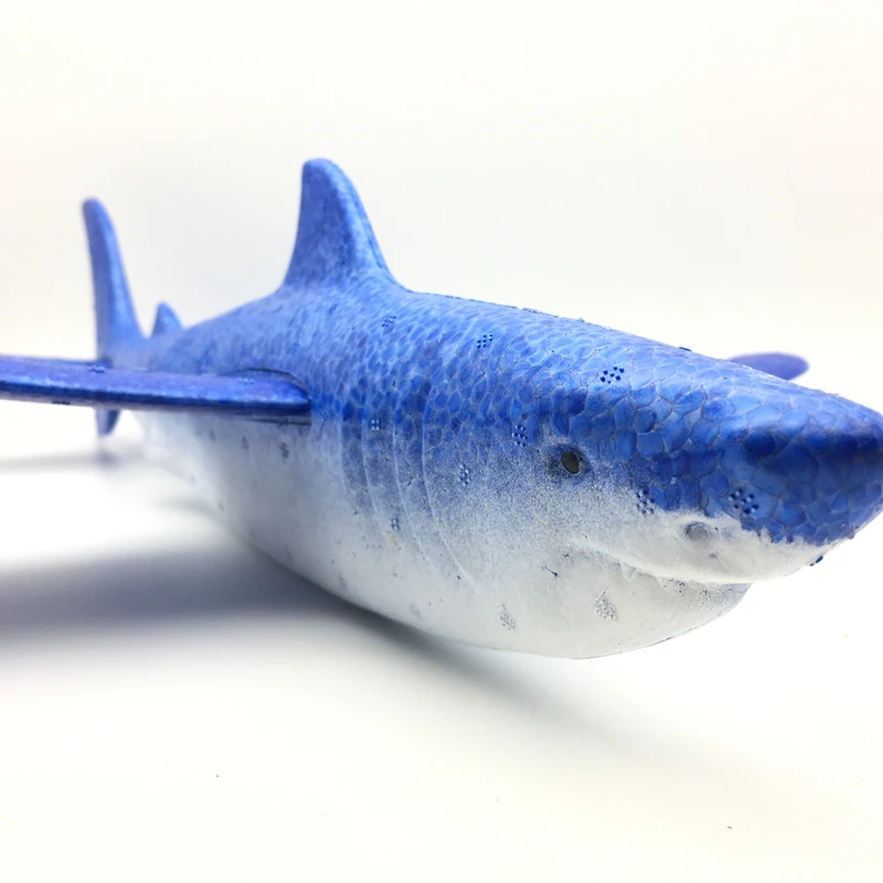Enfant souriant lançant un avion RC 57cm, achat recommandé pour débutants.