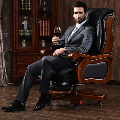 бизнесмен в кресле. мужчина в кабинете. мужчина сидит в офисе. мужчина в кожаном кресле. сижу в кресле за столом.