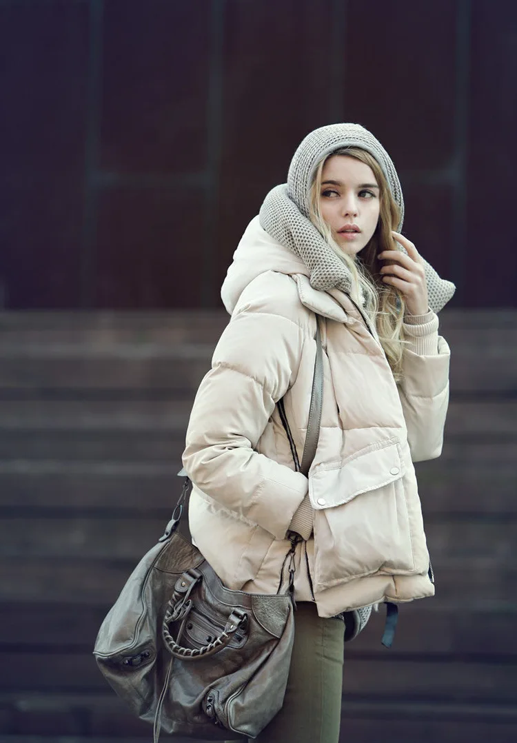 Короткий пуховик. Пуховик женский бежевый с капюшоном. Пуховик christian dior. Пуховик под одежду. Пуховик оверсайз стрит стайл.