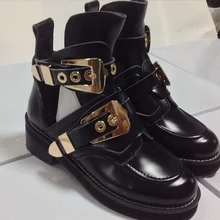 Лидер продаж; сезон весна; женские ботинки на не сужающемся книзу массивном каблуке и платформе; Женские ботинки в байкерском стиле с вырезами и пряжкой; ботильоны; цвет винный, черный