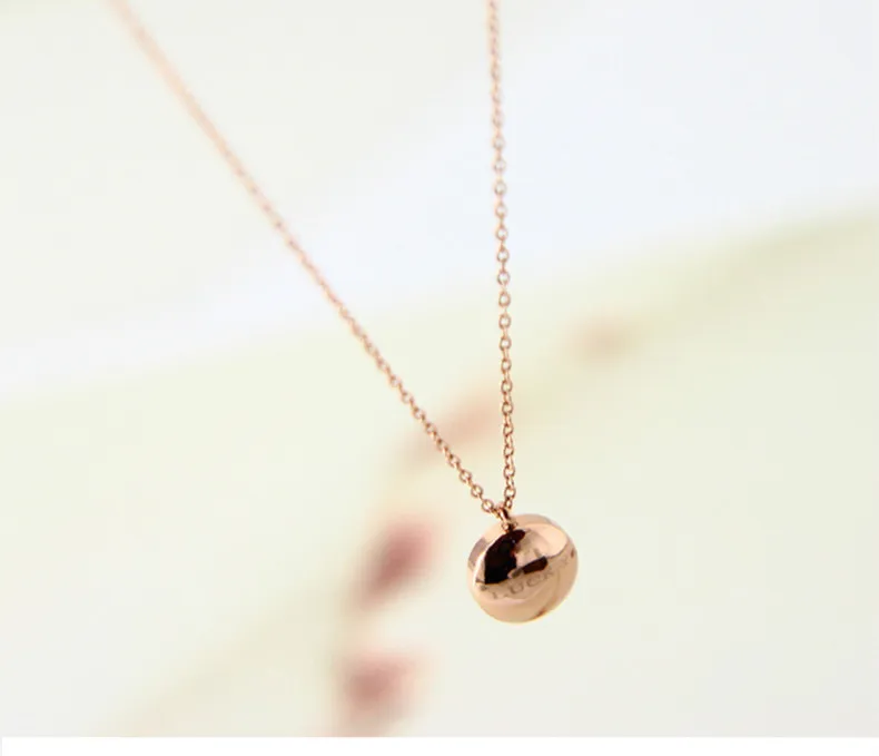 

The new titanium steel necklace is environmentally friendly and wearable, with a simple chain design. Wear it to bloom your beau