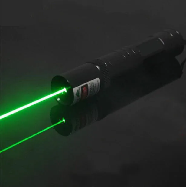 указка лазер зеленый луч green laser pointer 303. лазерная указка green pointer. лазерная указка laser pointer l04-4 4 насадки зеленый луч black 261014. лазер 532 нм.