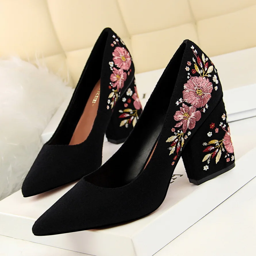 Женские туфли-лодочки с цветочной вышивкой; женская обувь на квадратном каблуке; свадебные туфли с острым носком; модная пикантная Свадебная обувь; женская обувь размера плюс - Цвет: Черный