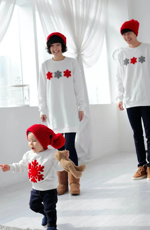 Семейные Рождественские свитера с капюшоном; одежда для мамы и меня; одежда для мамы и дочки с принтом снежинки; одинаковые комплекты для семьи