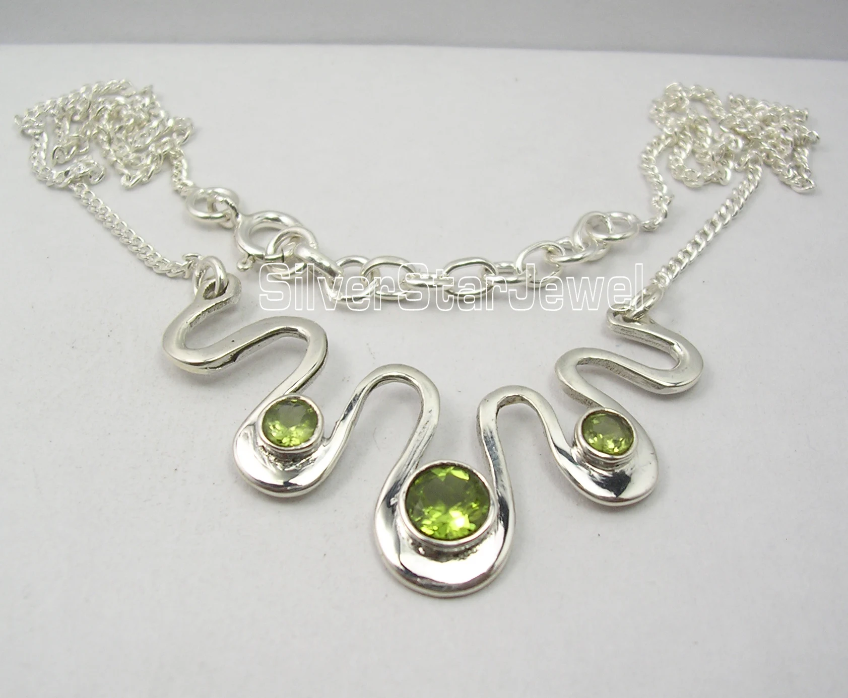 

Chanti International Silver GREEN PERIDOT Curb Chain Necklace 17 1/8 Inches 9.3 Grams