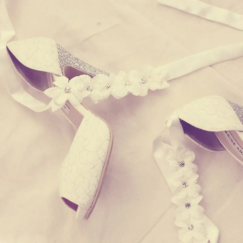 Женские вечерние туфли с открытым носком; женская обувь на высоком каблуке; красивый белый кружевной свадебный для невесты; обувь для выпускного вечера; красивые туфли-лодочки