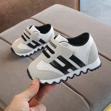 Брендовая детская повседневная обувь; сетчатые полосатые Лоскутные дышащие кроссовки с мягкой подошвой для маленьких девочек; теннисные туфли для маленьких мальчиков; 1 пара
