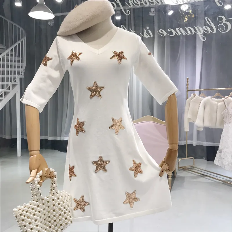 Женское трикотажное платье ALPHALMODA облегающее с коротким рукавом и треугольным