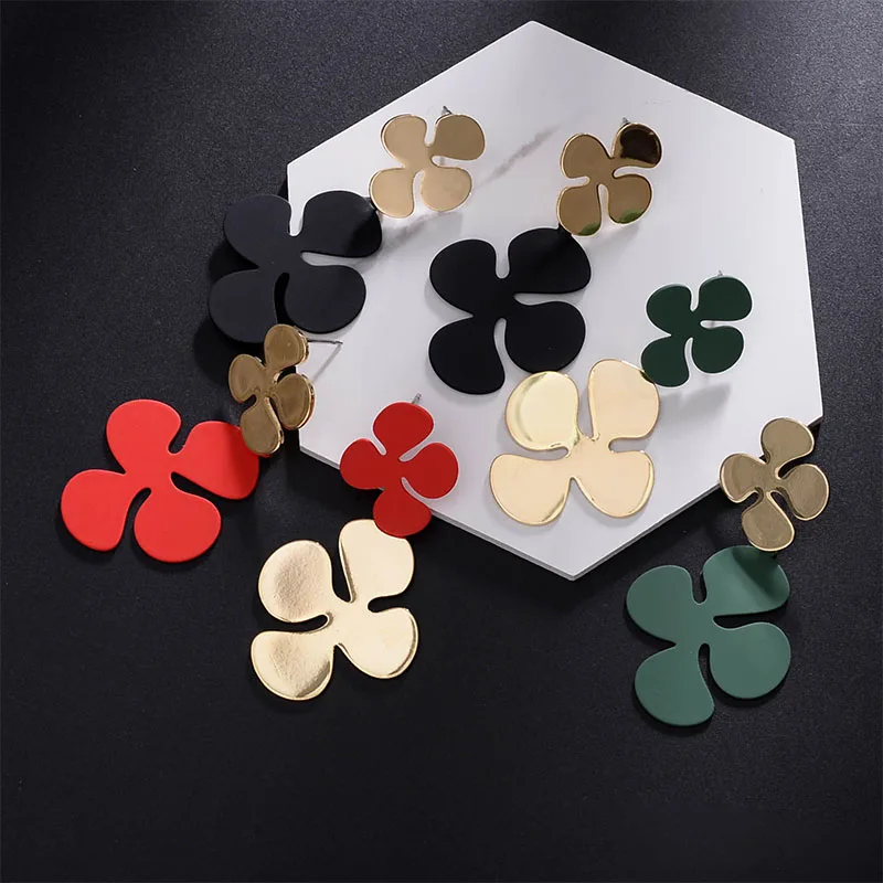 

Fashion Colored Flower Asymmetrical Irregular Earring Color Spray Paint Alloy Geometric Ear Studs Suitable For Women's Parties