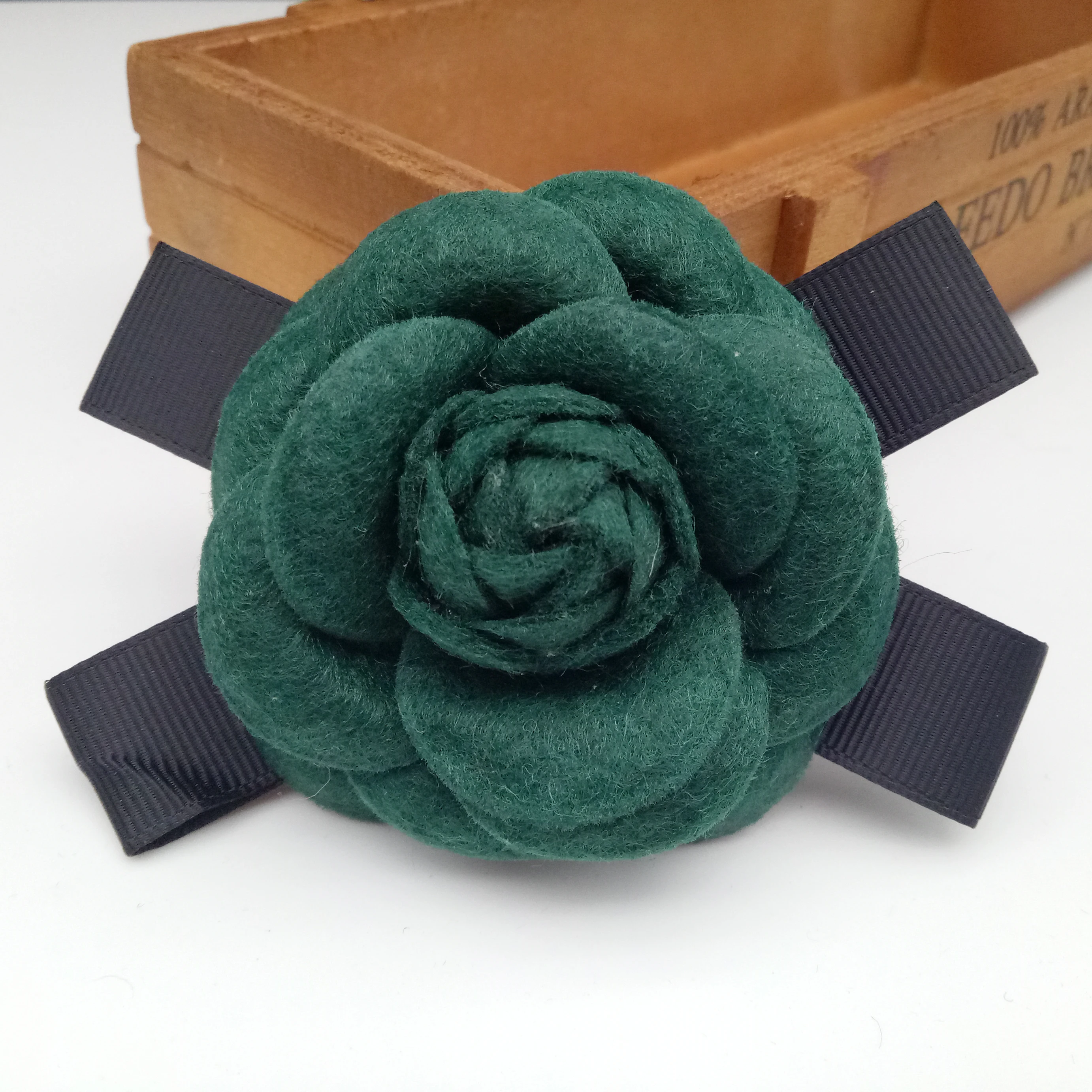 Spilla vintage Chanel in tweed grigio con fiore Camelia Camelia