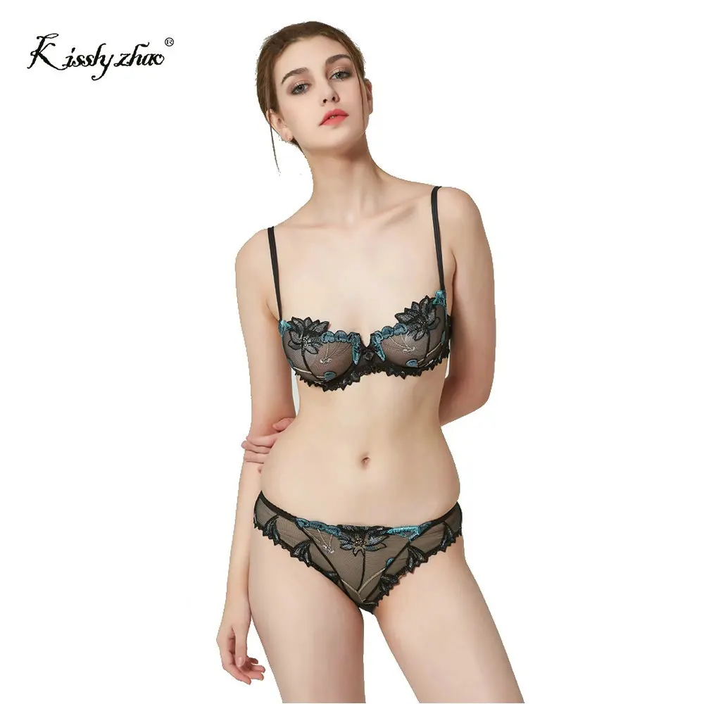 

Комплект женского кружевного нижнего белья с чашками пуш-ап